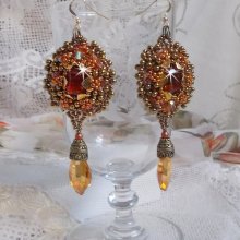 BO Harmony Amber ricamato con cristalli Swarovski, cabochon in vetro bohémien degli anni '60, mini perline, perline di semi e ganci per orecchie in oro 14 carati.